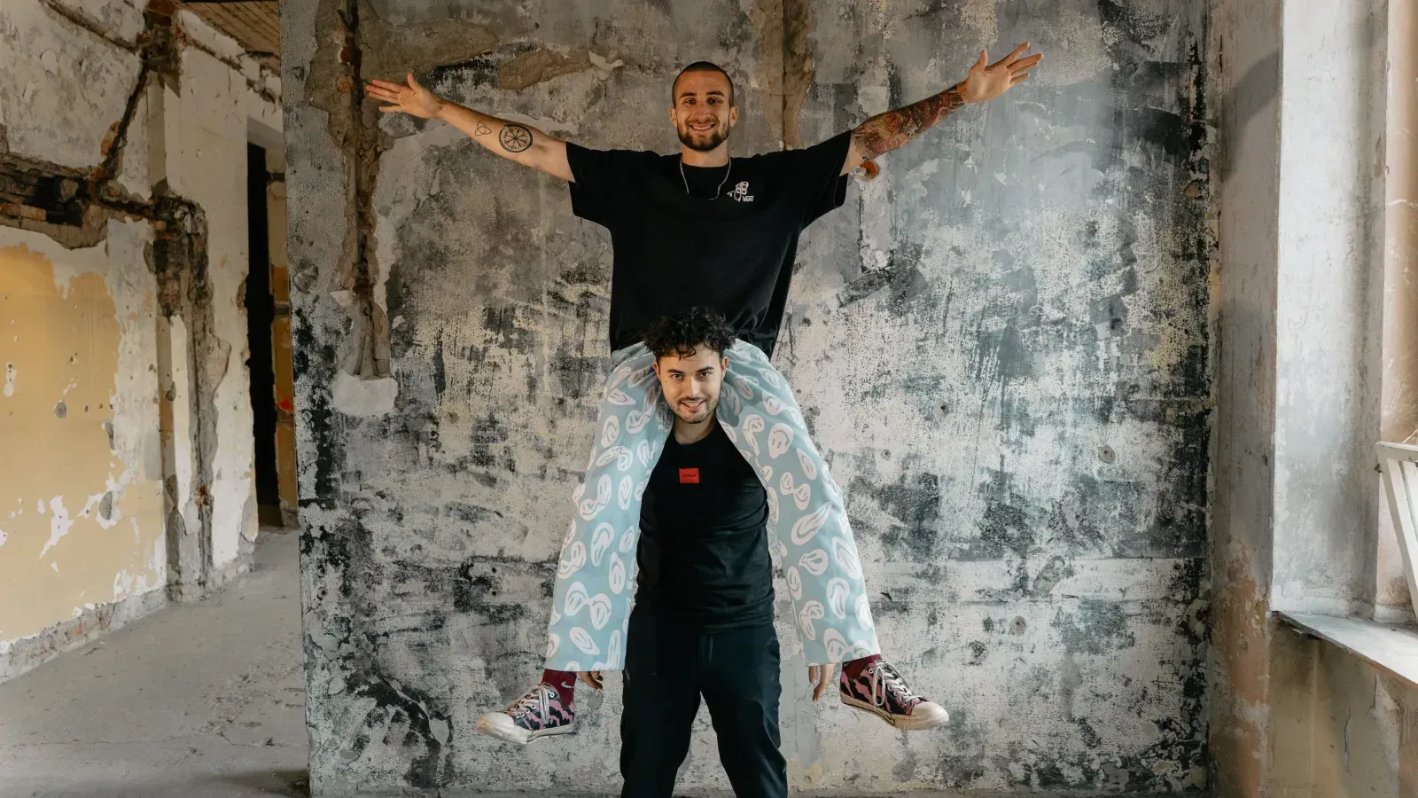 Tým Vize: David Shamal a Pavel Dokoupil před industriální zdí